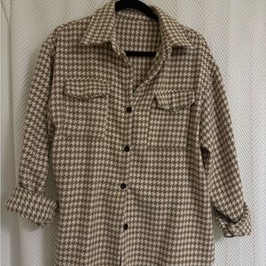 Elegant Women's Houndstooth Shirt Jacket - Cream